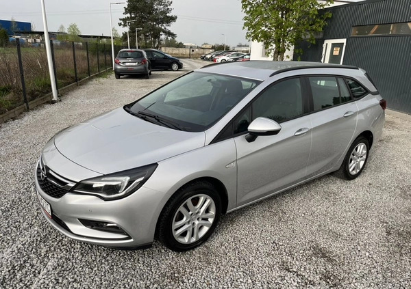 Opel Astra cena 44999 przebieg: 132000, rok produkcji 2018 z Płońsk małe 529